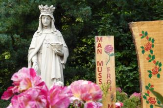 Dieser Heiligen ist die erste Kirche im Gasthauskloster geweiht, und ihr Lebensideal prägt bis heute Namen und Leben der Elisabethinnen.